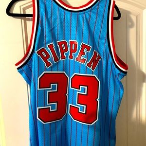 Pippen Mitchell&Ness Jersey. Ordered it online did not fit. Size L